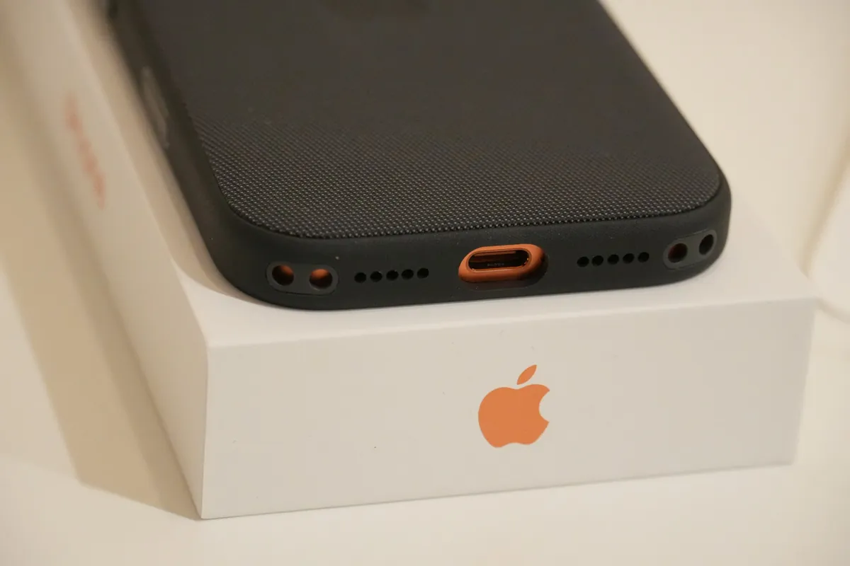 Connecteur de charge d'un iPhone vu de près