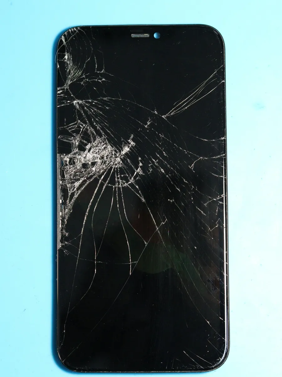Écran de smartphone fissuré en étoile après une chute